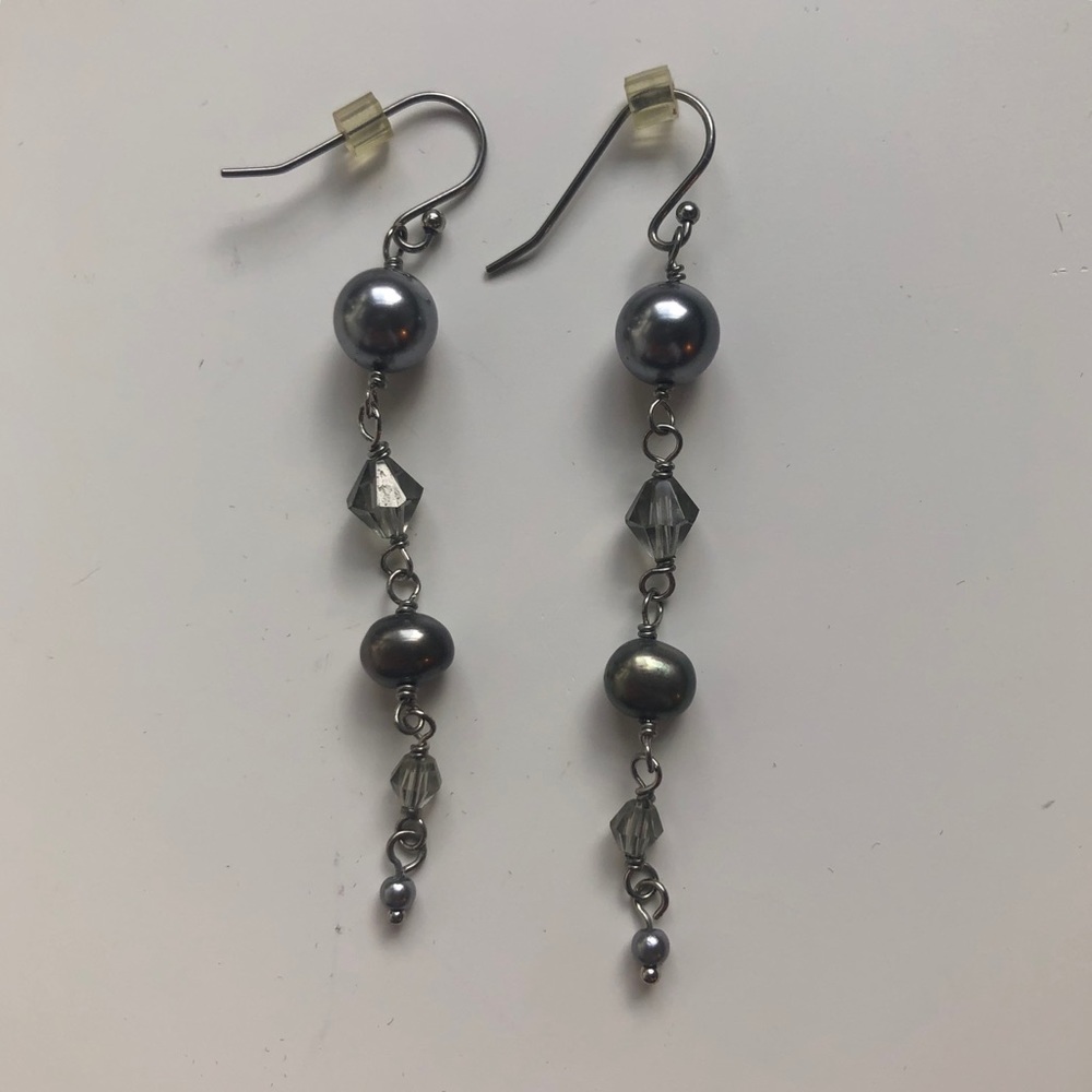 Gray pearl dangle earrings